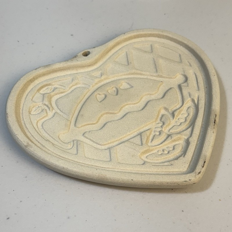 Pampered Chef Stoneware WELCOME HOME Heart Clay Pie Cookie Mold Press Design VTG gallery