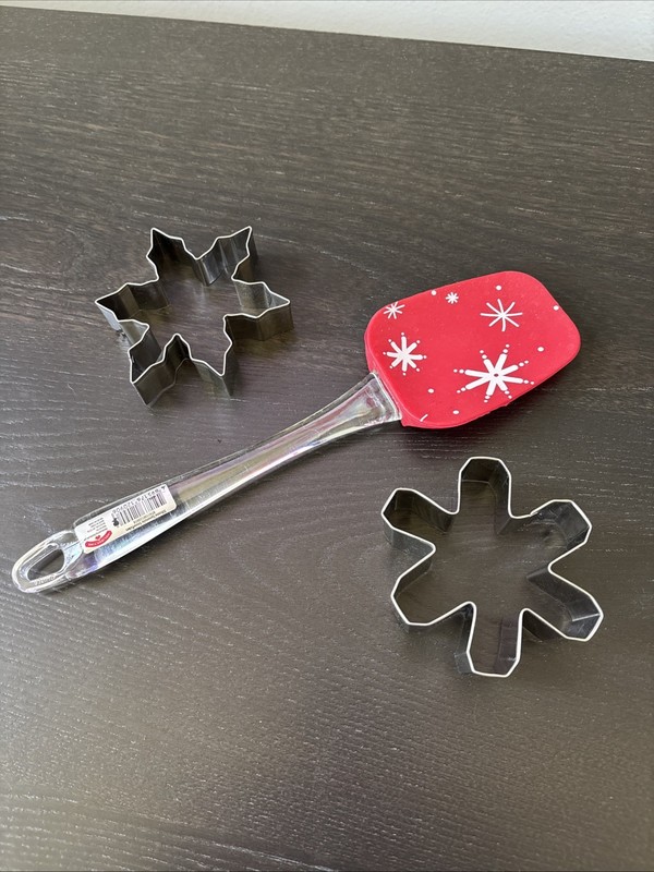 Christmas Spatula And 2 Christmas Cookie Cutters