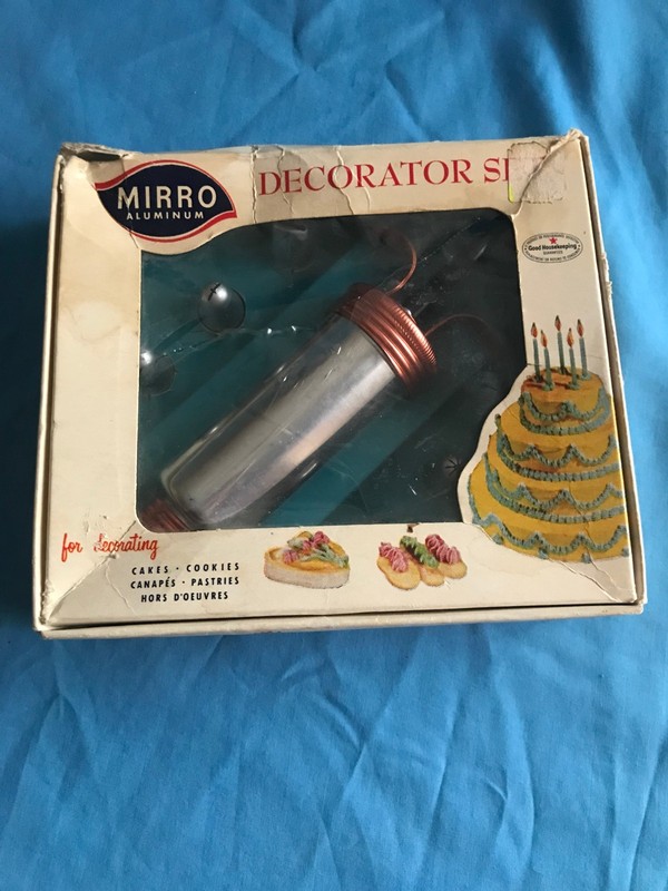New Vintage Mirro No. 530-9240 Aluminum Plunger-Style Cake Decorator 6 Tips Box