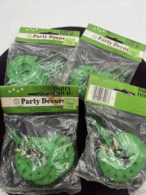 Vtg Christmas Plastic Cupcake Toppers Cake Picks Wreaths Party Hour 20 NIP Lot