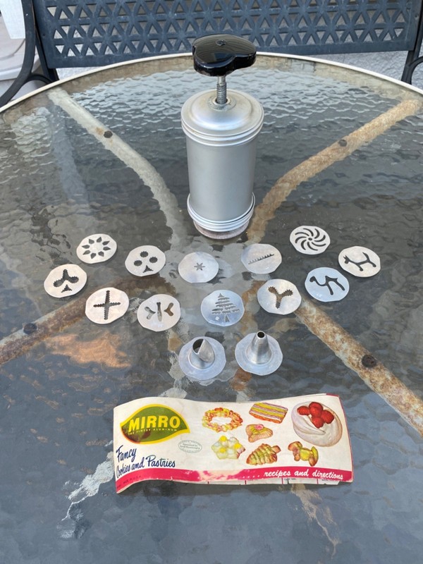 Mirro Vtg Aluminum Cookie & Pastry Press with 12 Discs And 2 Tips Made In USA