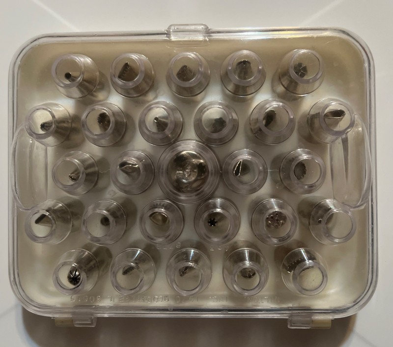 Wilton Pipping Nozzle Set. 1970 60515 27-Piece set in Original Case.