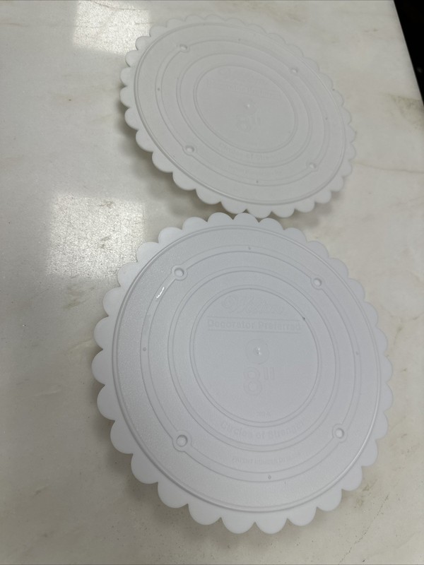 Wilton Decorator Preferred Scalloped Separator Plate 8 inches Set Of 2