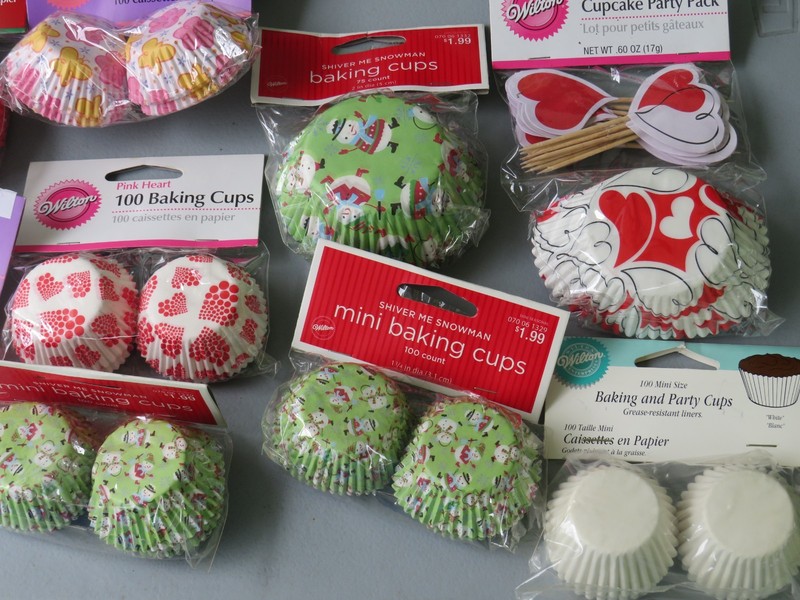 CUPCAKE PAPER LINERS CUPS ASSORTED LOT OF 15 PACKS WILTON MINI & REGULAR 1000+ gallery