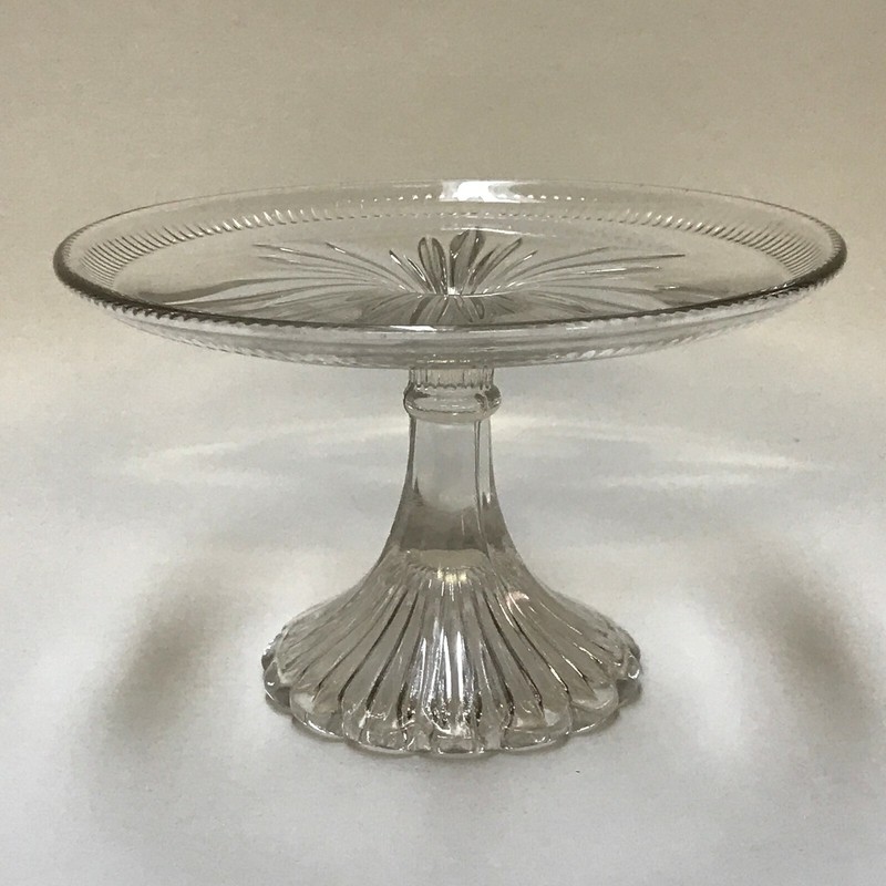 Pedestal serving plate