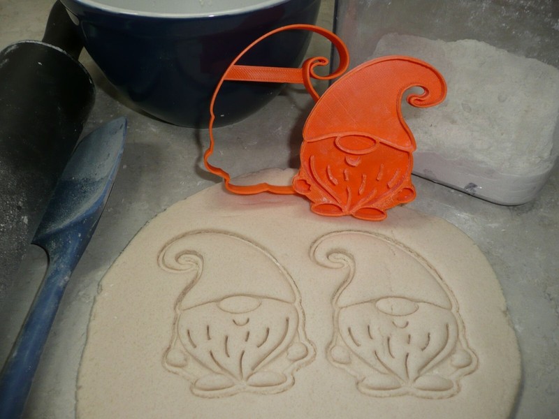 GARDEN GNOME STYLE 5 SET OF 2 COOKIE CUTTER AND DETAILED STAMP USA PR1623 gallery