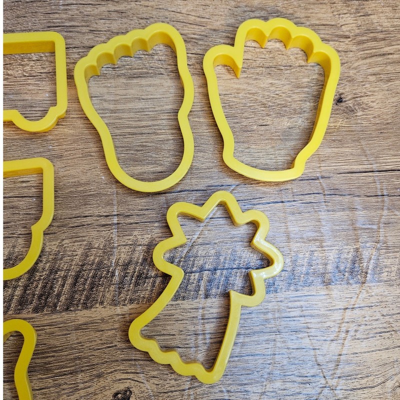 Train firetruck plane dump truck hand foot cowboy hat boot 10 cookie cutters gallery