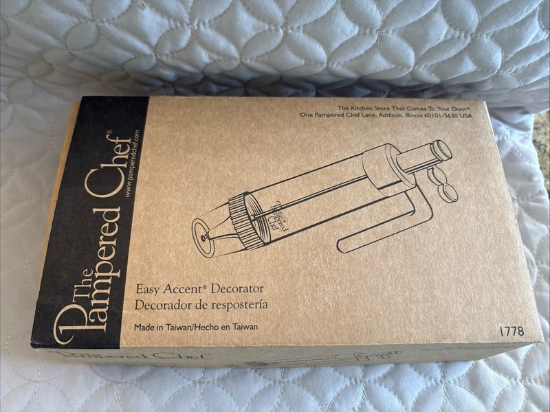 Pampered Chef Easy Accent Decorator – NEW
