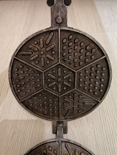 Vintage Waffle Maker Aluminum Iron Press Form for Baking Waffle Cookies 12 gallery