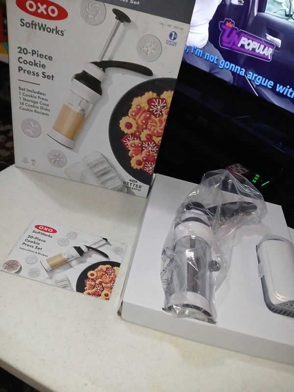 OXO 20-Piece Cookie Press Set with 18 Disks w/Storage Case New In Open Box