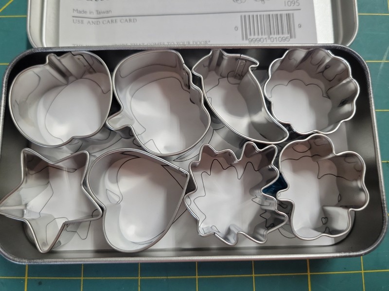 Pampered Chef Creative Cutters Set Mini Cookie Cutters Set of 8 Storage Tin 1095 gallery