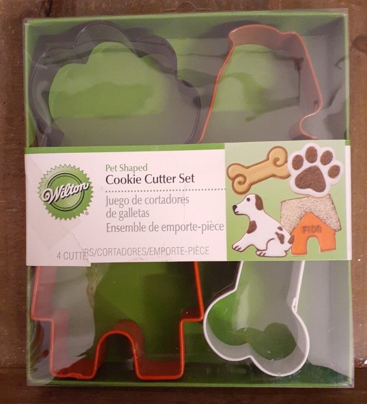 Wilton Pet Shaped Cookie Cutters Dog, Bone, Paw, Doghouse Metal Set of 4 *NEW*