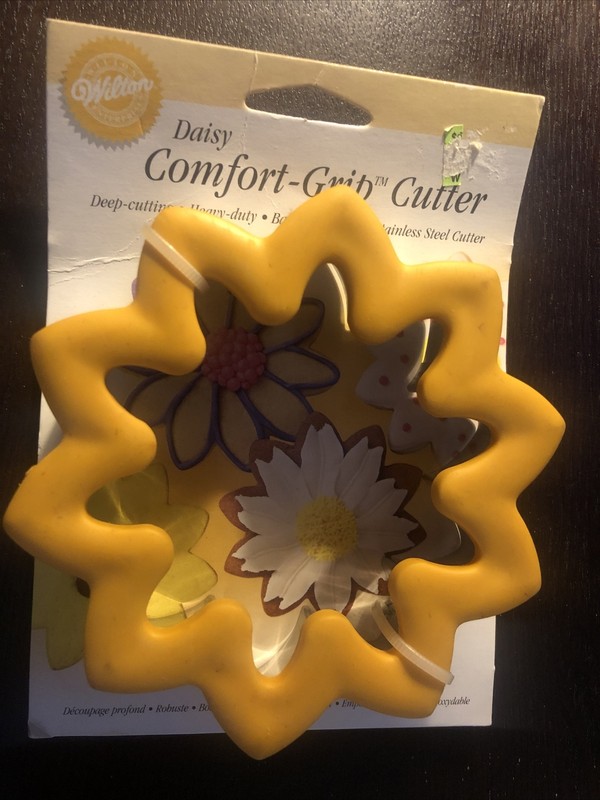 WILTON Daisy Cookie Cutter RARE Yellow Orange Comfort Grip 1999