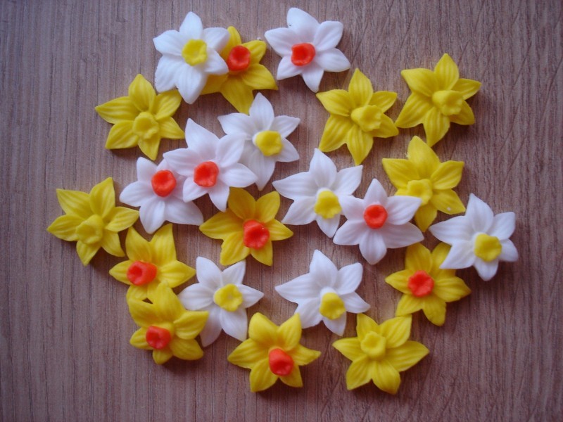 24 edible daffodil cupcake / cake decorations in 4 variations