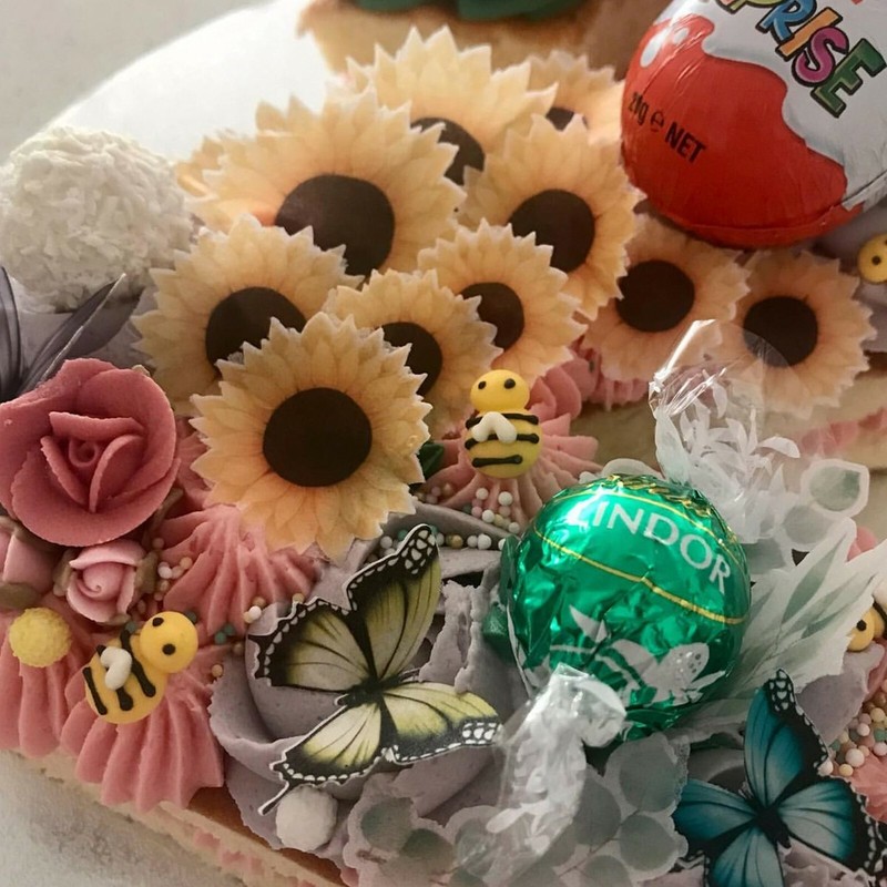 Pre-cut Edible Wafer Sunflowers gallery