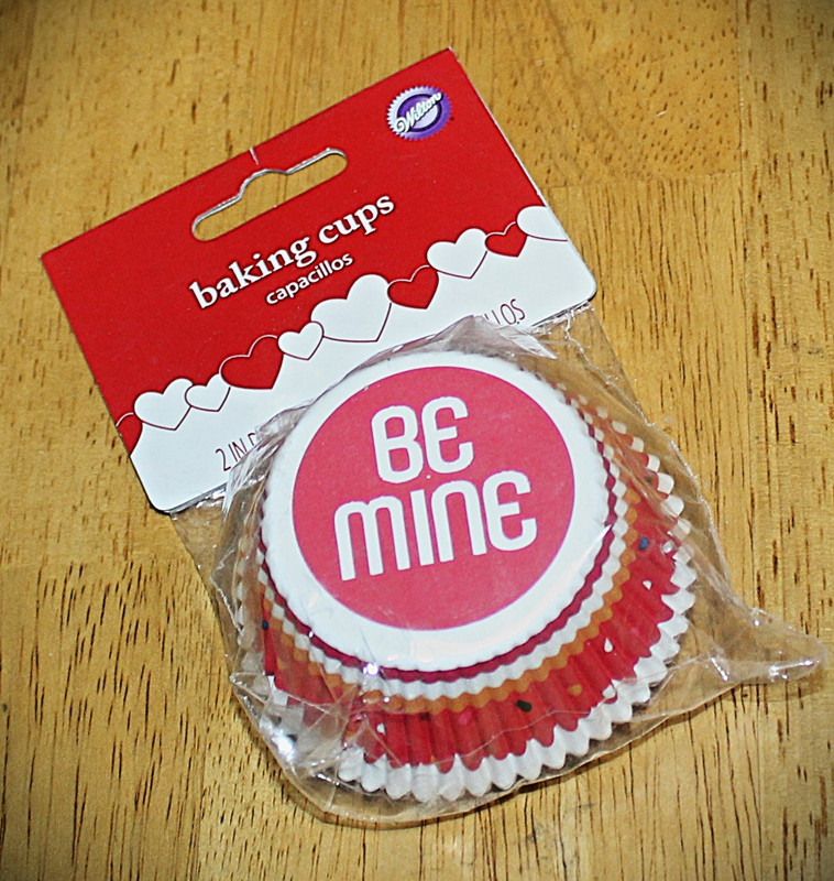 Wilton ~ 75 COUNT BE MINE VALENTINES BAKING CUPS #415-4032 – 2″ DIAMETER – New