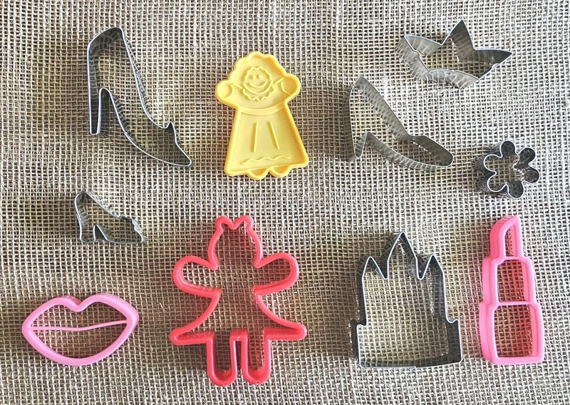 Lot Of 10 Girl Party Theme Cookie Cutters 1.5″ To 4″ Castle, Shoes, Crown…