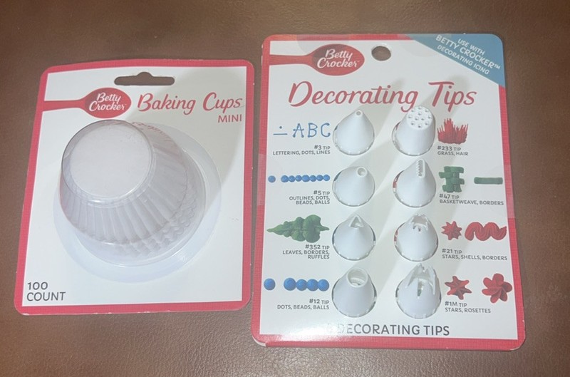 Lot of 2 Betty Crocker Decorating Tips Set Includes 8 & Mini Baking Cups New