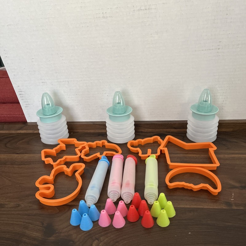 GOODCOOK SWEET CREATIONS & OTHER CAKE & COOKIE DECORATING & COOKIE CUTTERS LOT