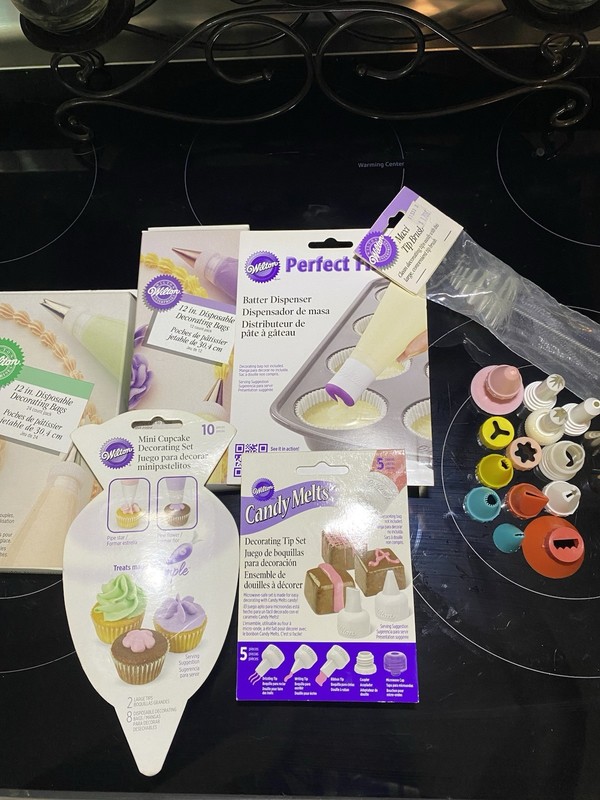 Wilton Cake Misc Decorating Tips & Product Bags