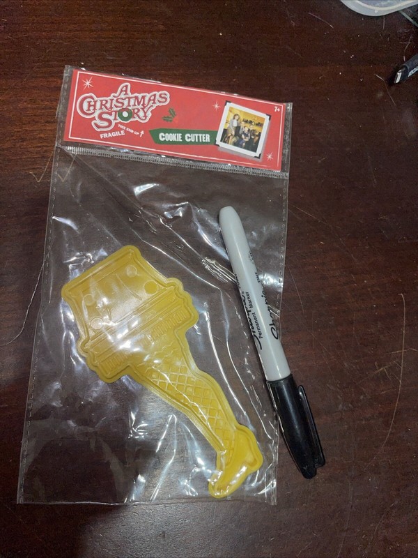 A Christmas Story Yellow Fragile Leg Lamp Cookie Cutter Sealed New (Home47)