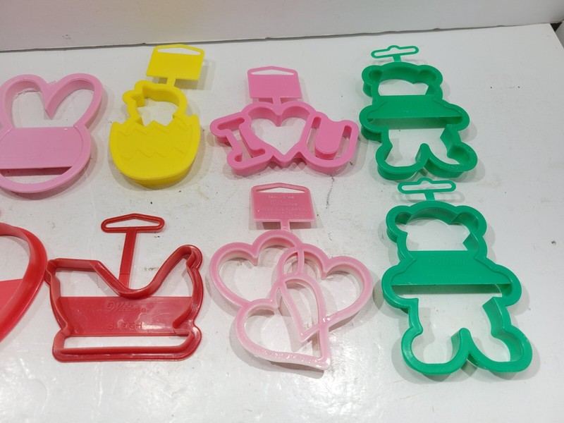 Wilton Comfort Grip 9 Cookie Cutters for Two Teddy Bear Slight Hearts Love gallery