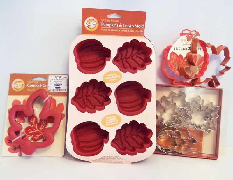 BRAND NEW~LARGE THANKSGIVING BAKING GROUP~PUMPKINS~LEAVES~ACORNS~WILTON~HALLMARK