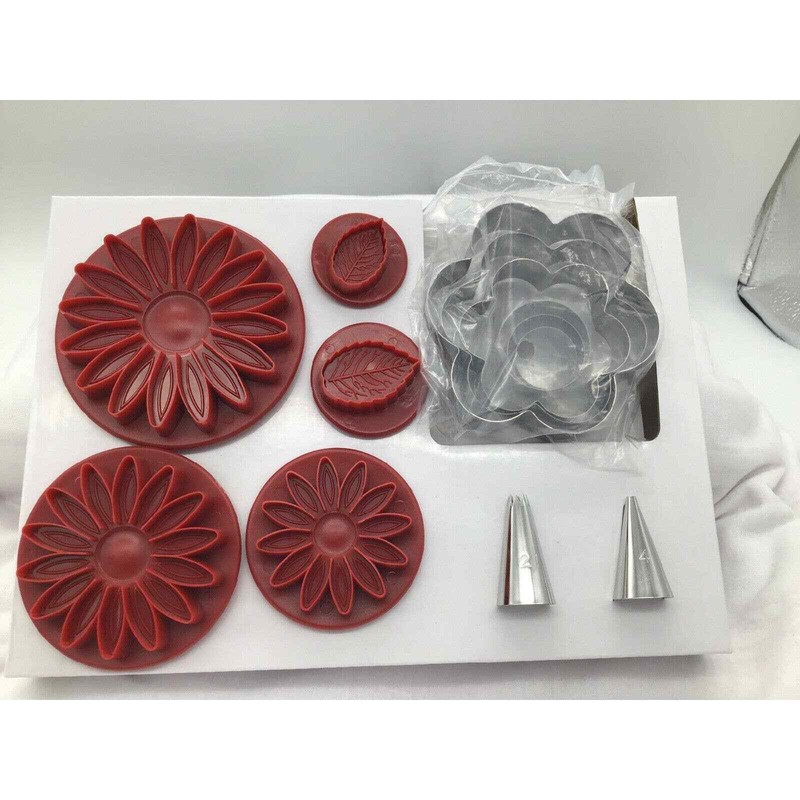 Cake Boss Flower Cake Kit 25 piece kit- New Open Box gallery