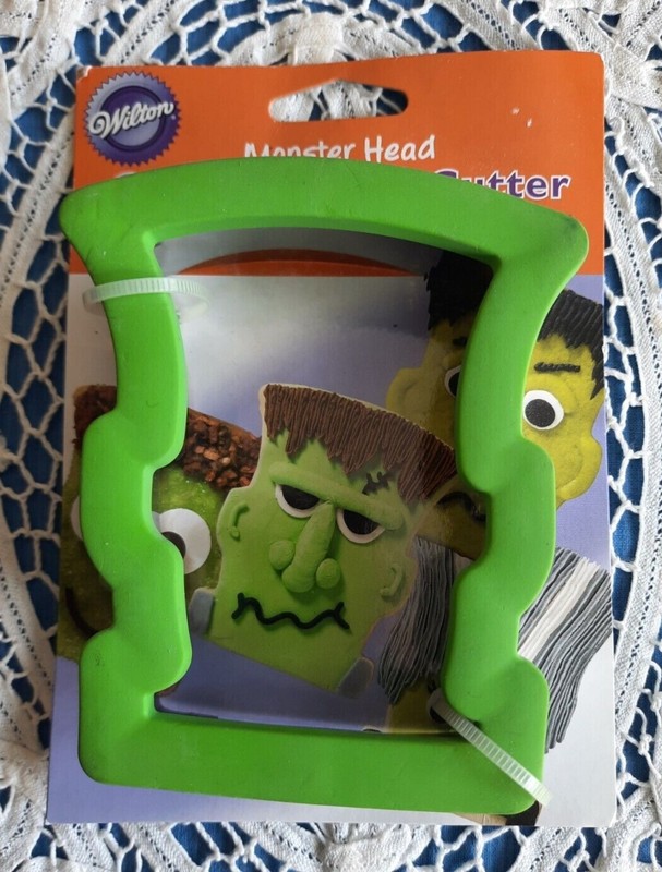 RETIRED WILTON HALLOWEEN COMFORT GRIP COOKIE CUTTER - BAT, MONSTER HEAD & SKULL  gallery