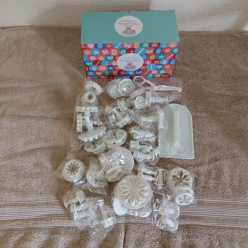 Huge Assortment of Fondant Molds! Cookie Cutters,Plunger Cutter Cake Decorating