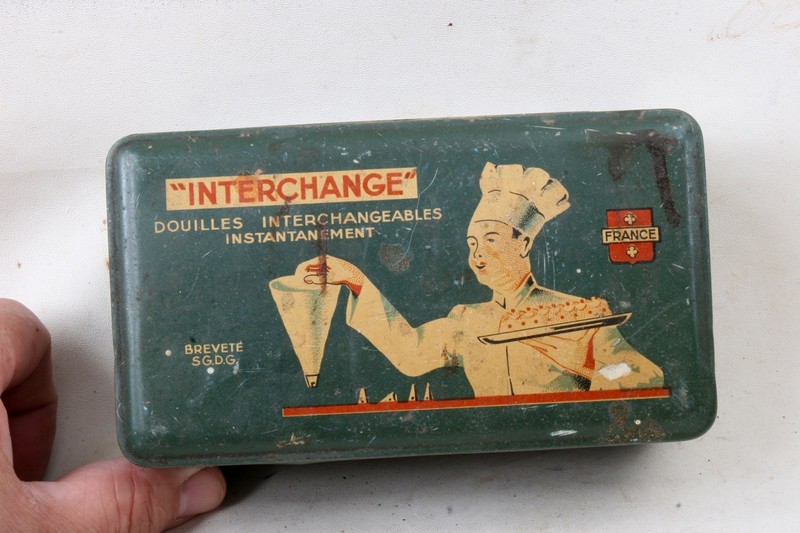 Vintage France Tin box with 22 “Interchange” “Douilles” Frosting Piping Tips