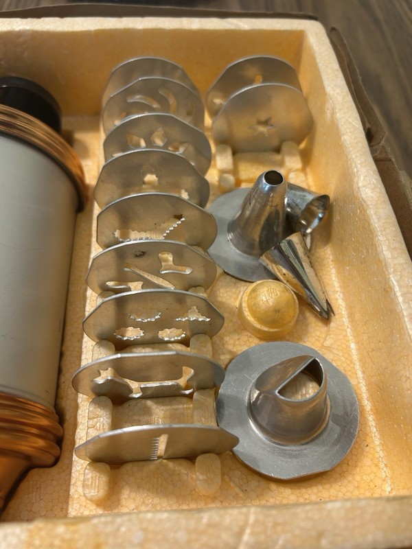 Vintage Mirro Cookie Pastry Press M-0358-22 W/11 Plates,2 Tips, Box VGC Made USA gallery
