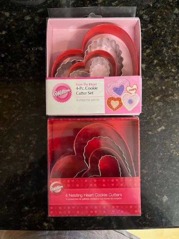4 Pc Wilton Metal Nesting Valentine’s Red Silver Heart Shaped Cookie Cutters Lot