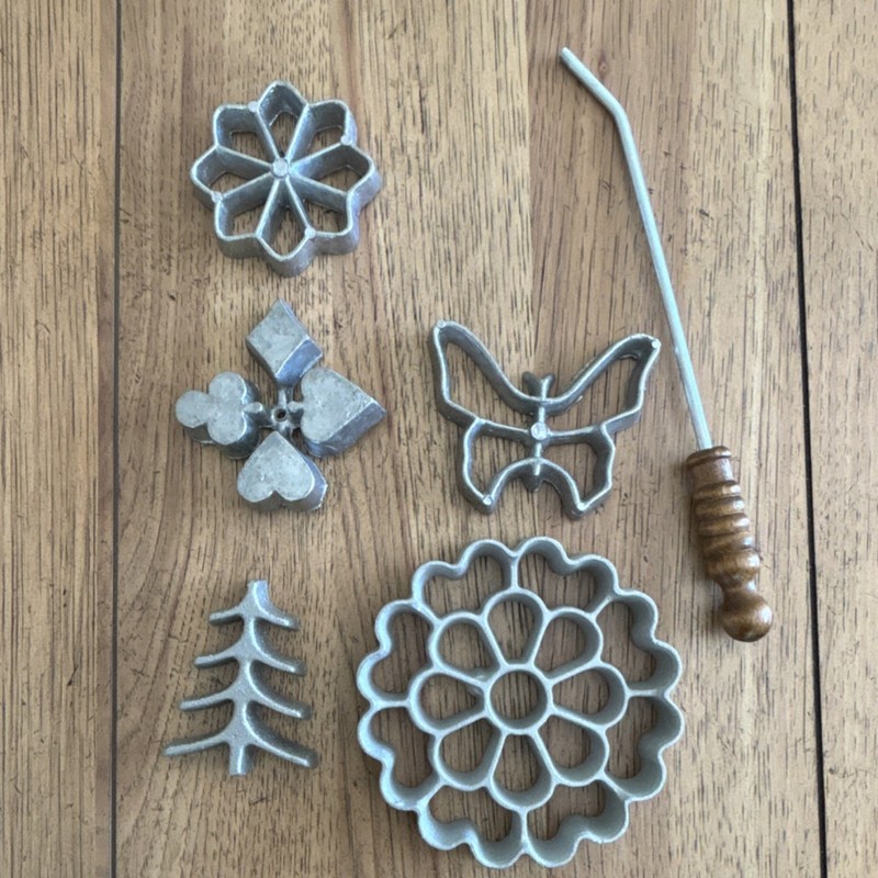 Vintage 6 Rosette Cast set, molds and handle