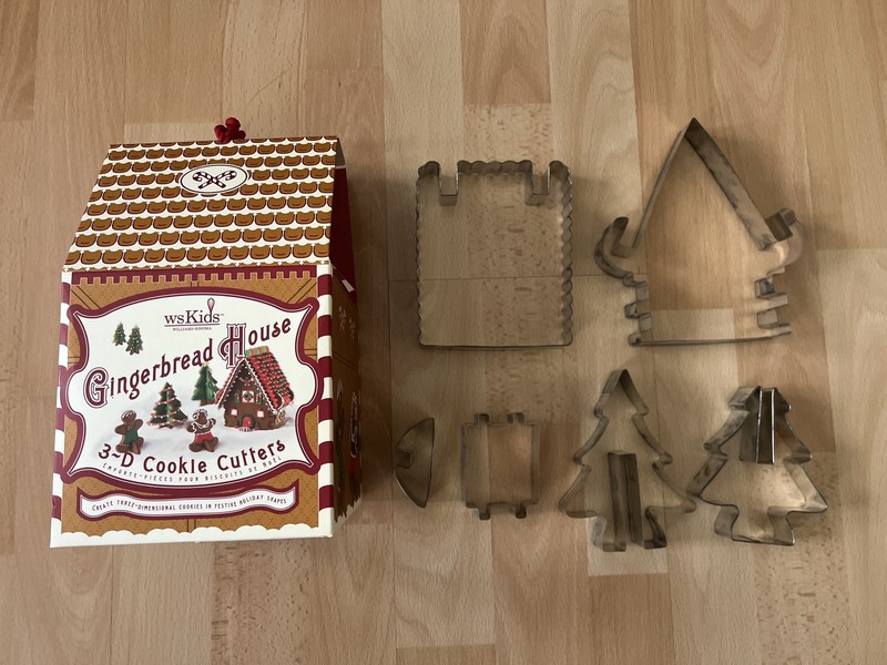William Sonoma 3d Gingerbread House Cookie Cutter Set With Box