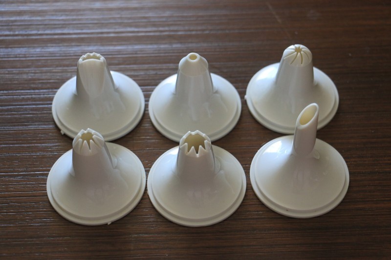 The Pampered Chef Easy Accent Decorator #1775 6 TIPS ONLY Replacement Part gallery