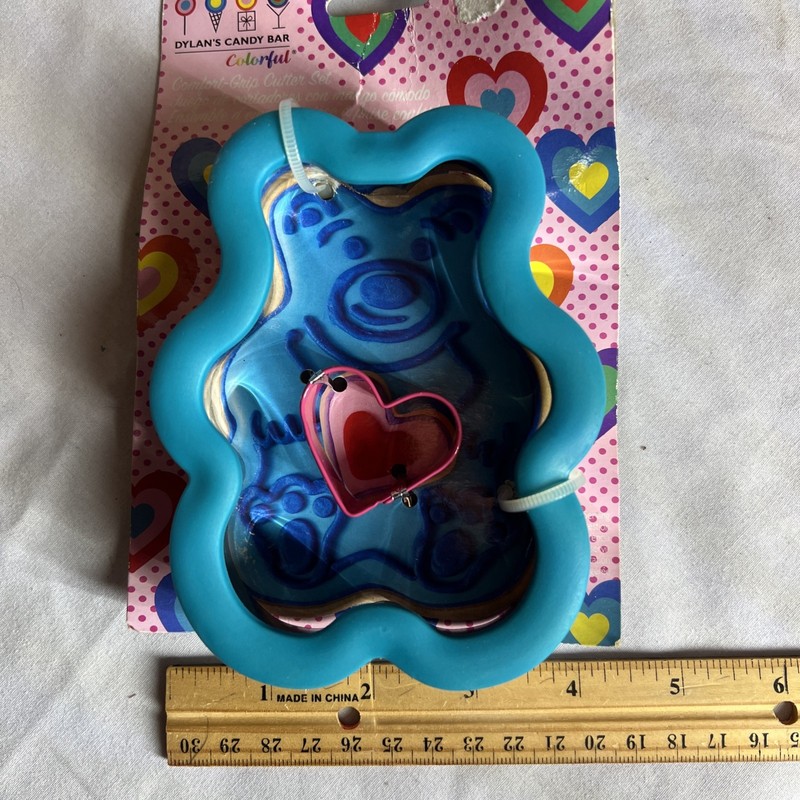 Wilton Dylan's Candy Bar Bear Cookie Cutter with Heart 2- Piece Set gallery