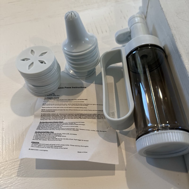 Hand-Held Cookie Press And Cake Decorating Set 24 Design Discs and 6 Nozzles EUC