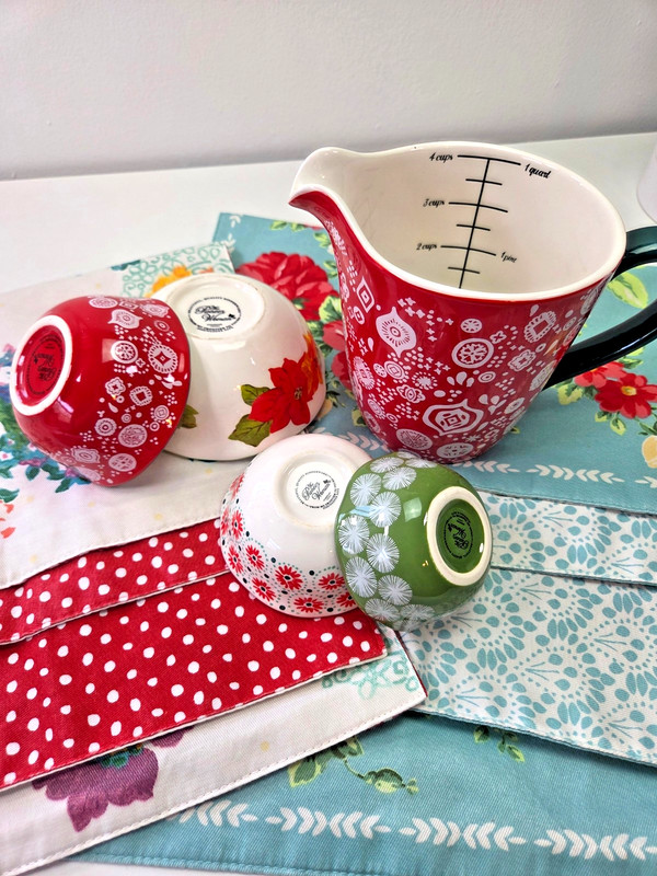 Pioneer Woman Floral Lot w/ Tea Drawer, Rolling Pin, Measuring Cups & Place Mats gallery
