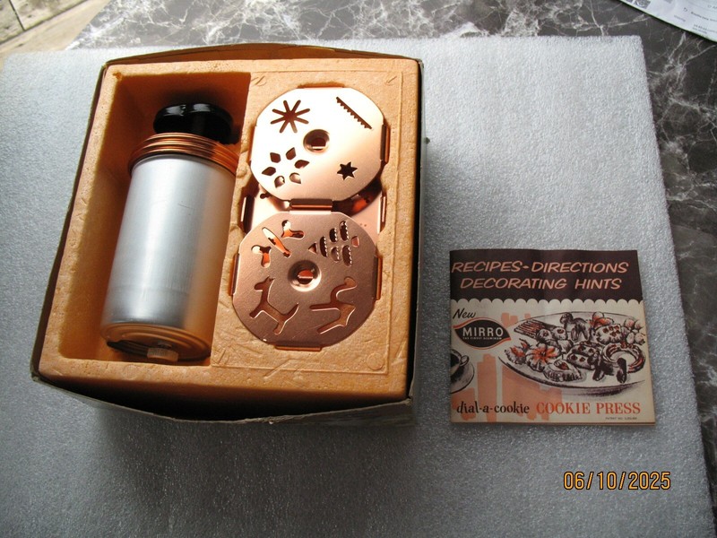 MIRRO DIAL-A-COOKIE, COOKIE PRESS, 3 DISCS & 12 PATTERNS gallery
