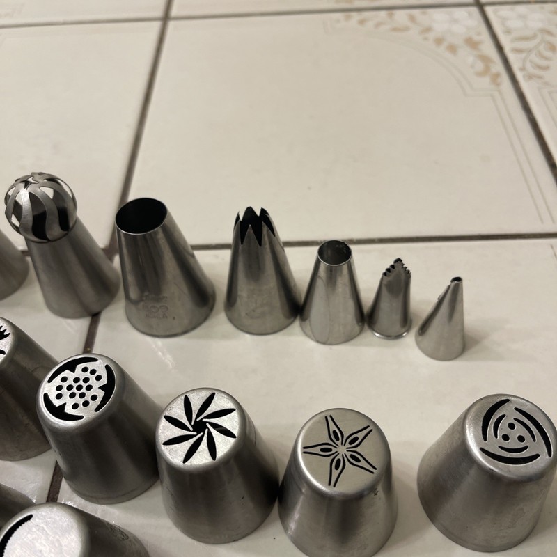 lot of 32 Stainless Steel KOREA piping cake decorating tips gallery