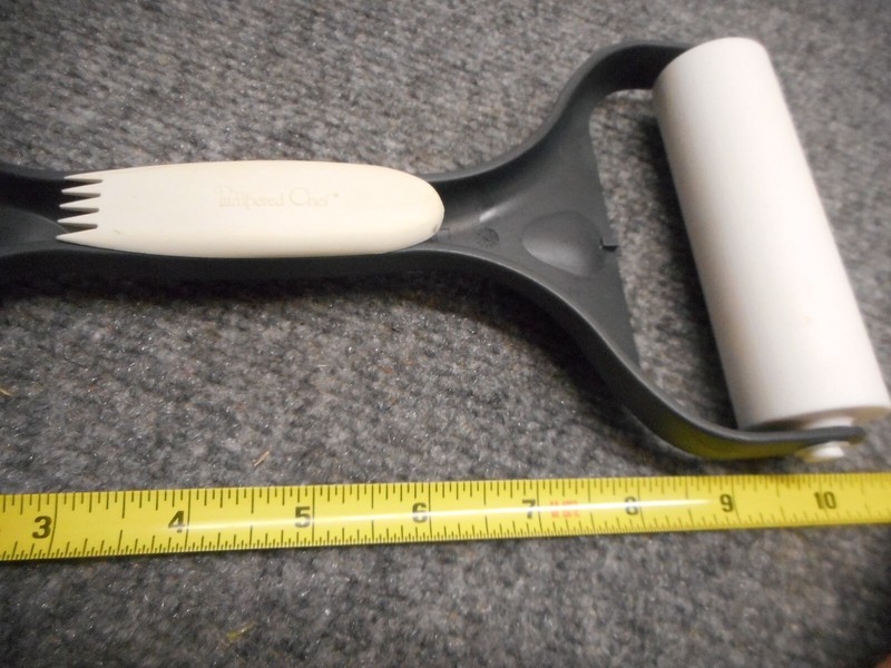 The Pampered Chef Baker's Roller 1485 Rolling Pin Pizza Pie Cookies Baking gallery