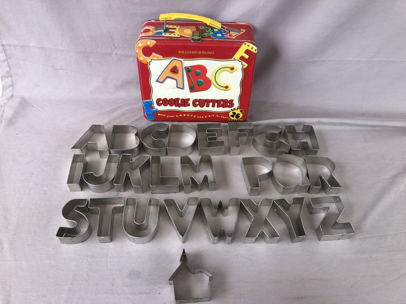 WILLIAMS-SONOMA ABC Cookie Cutters Kit with Red Metal Lunchbox MISSING ’N & O’