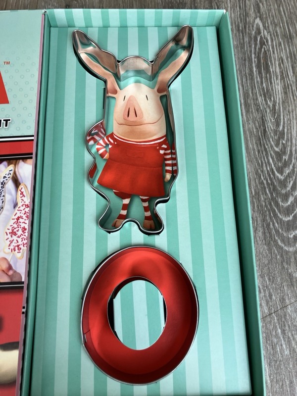 Chef Olivia Cookbook And Cookie Cutter Set gallery
