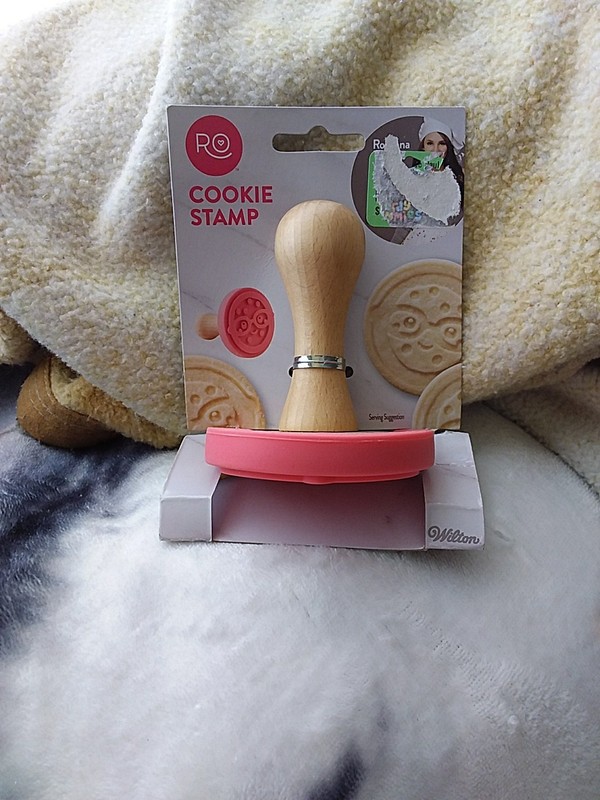Rosanna Pansino RO By Wilton Nerdy Nummies Round Cookie Stamp~3.25″ Logo Cookies