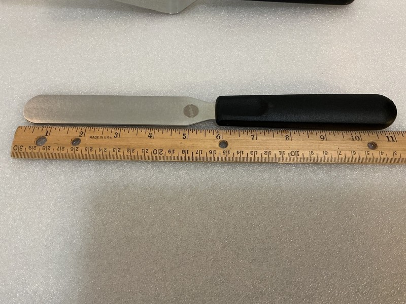 Set of 2 WILTON Angled & Flat Icing Spreaders Stainless Steel Black Handles ~EUC gallery