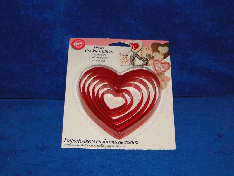 New Wilton Heart Cookie Cutters, 6 plastic cutters in graduated sizes 2304-115