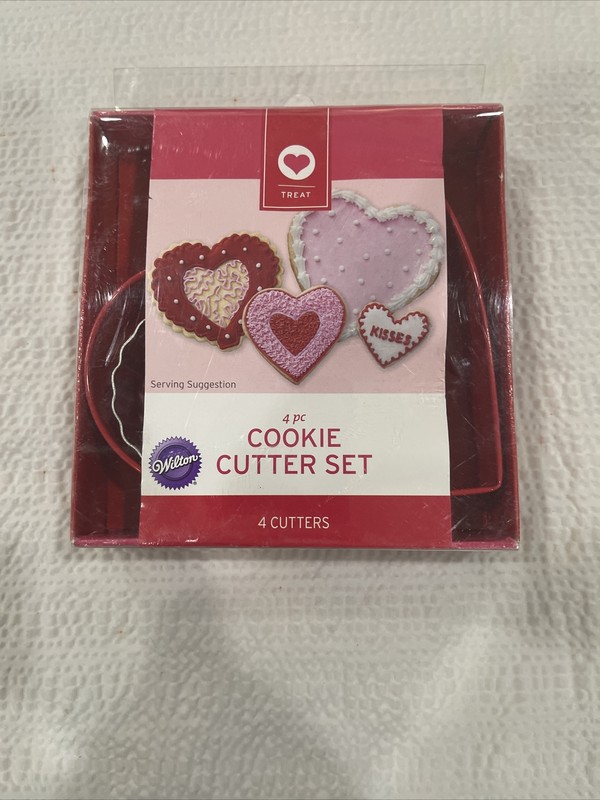 Wilton Valentines Day Hearts 4 PC Cookie Cutter Set BRAND NEW Different Sizes