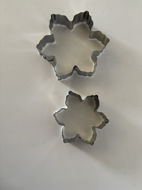 Lot Of 2 - Snowflake Christmas Metal Cookie Cutters - 2 Different Sizes gallery