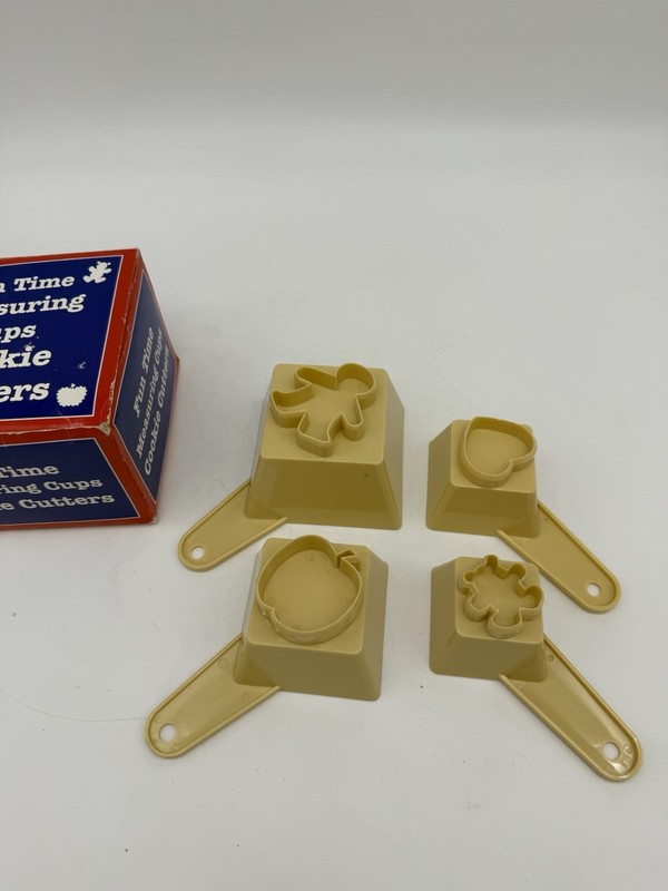 NOS Vtg Fun Time Measuring Cups Cookie Cutters Giftco Baking Set of 4 gallery